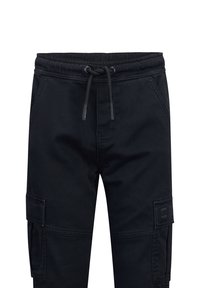 Zwarte cargobroek van stevig materiaal, met een elastische tailleband met trekkoord, twee zijzakken en een patchzak op de dij.