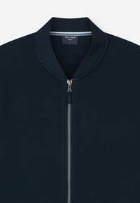 Marineblaue Bomberjacke mit geripptem Kragen, Frontreißverschluss, strukturiertem Stoff und einem dezenten gestreiften Akzent nahe dem Kragen.