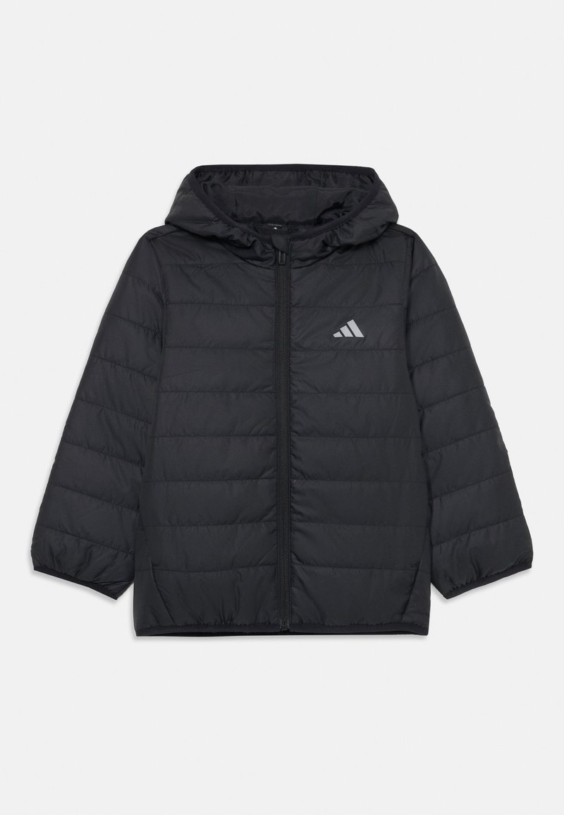 Giacca imbottita nera con cappuccio, caratterizzata da una cerniera completa e una sottile cucitura diagonale. Logo Adidas grigio nell'area sinistra del petto.