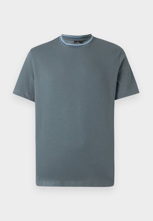 T-shirt med korte ærmer og rund hals i afdæmpet blå med stribet detalje på kraven, ensfarvet front og glat stoftekstur.