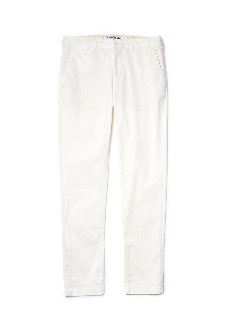 Chinos bianchi in cotone con una vestibilità dritta, dotati di tasche anteriori, passanti per cintura e dettagli di cucitura minimi. Texture pulita e liscia.