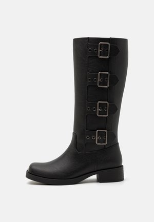 - Kowbojki i obuwie motocyklowe