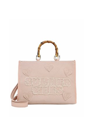 Sac à main rose clair avec poignée en bambou, sangle amovible, texte effiloché "SUMMER VIBES" et décorations en forme de cœur cousues.