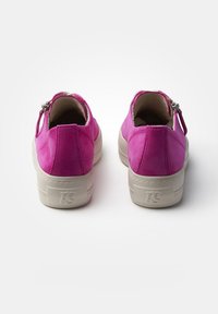 Sneaker in camoscio rosa brillante con suola in gomma bianca, dotati di una cerniera laterale e dettagli testurizzati sul tallone.