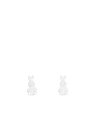 Figuritas de conejos de resina transparente, cada una en posición sentada con características redondeadas y orejas erguidas. Textura suave y acabado brillante.