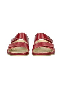 Sandales en cuir rouge avec deux brides ajustables, texture lisse, design à bout ouvert et semelles beiges. Couture décorative le long des bords.