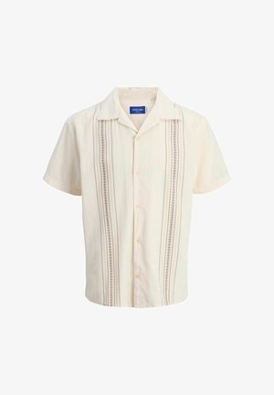 Koszula krótko rękawowa, zapinana na guziki, w jasnym beżu z pionowym czerwonym i niebieskim haftem na przodzie, z klasycznym kołnierzykiem i luźnym krojem.