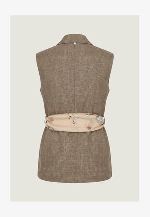 Ærmeløs brunvattet vest med et beige silkeslips med blomster, der snører taljen, vist bagfra på en ensartet lys baggrund.