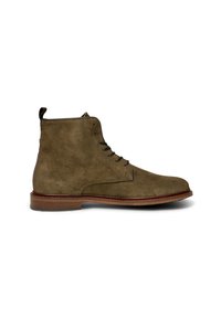 Stivale in camoscio verde oliva con dettagli in pelle marrone, punta tonda, chiusura con lacci davanti e tacco impilato marrone.