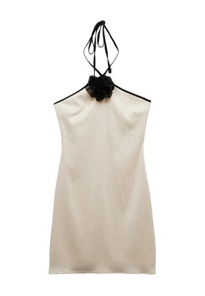 Beige halterjurk met zwarte bies en een zwarte stoffen bloemdetaillering bij de hals, gemaakt van een licht glanzende, gestructureerde stof.
