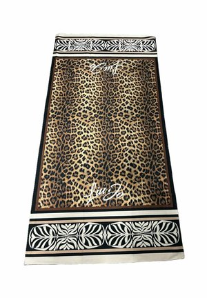 Bufanda rectangular con centro de estampado de leopardo, bordes con patrones florales en negro y beige, y texto en cursiva blanca en la parte superior e inferior.