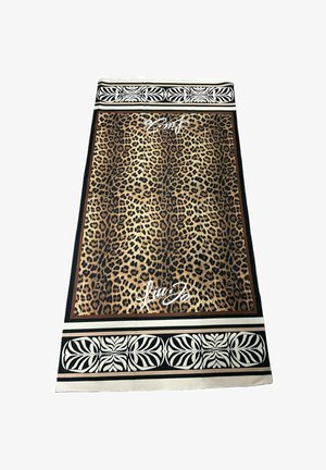 Bufanda rectangular con centro de estampado de leopardo, bordes con patrones florales en negro y beige, y texto en cursiva blanca en la parte superior e inferior.