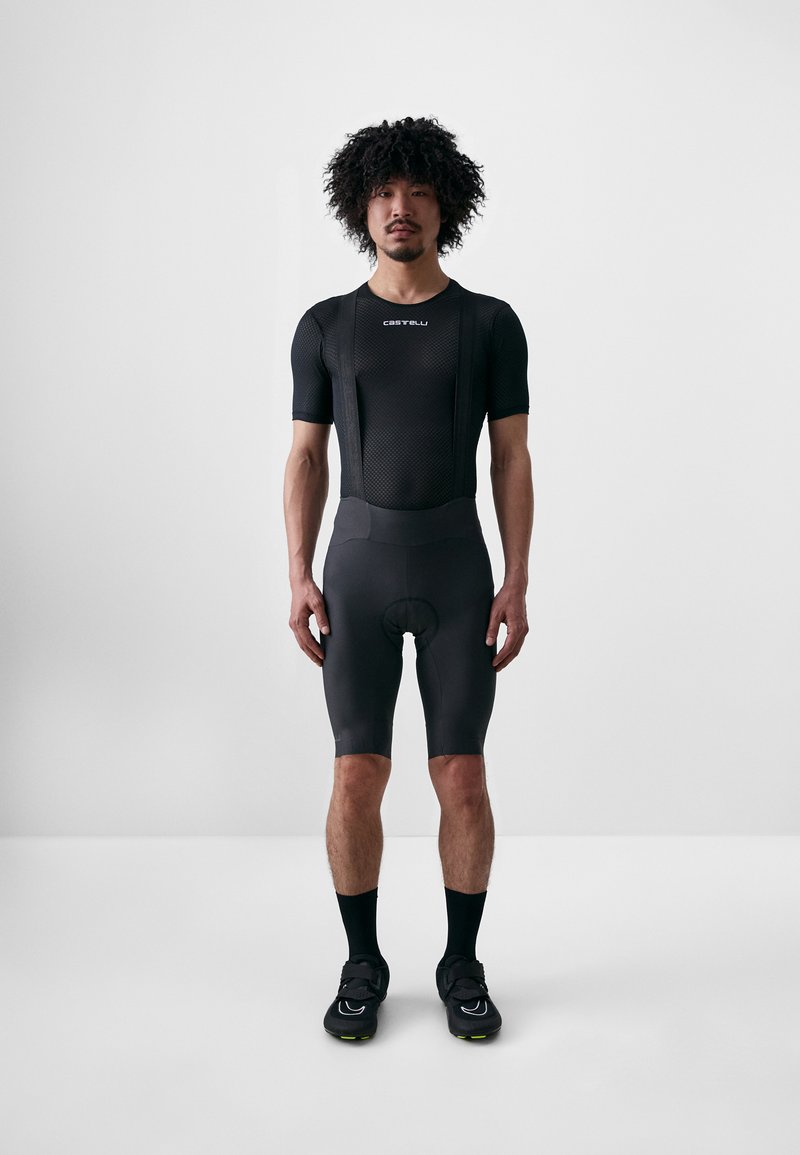 Schwarze Radsportshorts und kurzärmliges Trikot aus einem strukturierten, atmungsaktiven Material, mit einer taillierten Passform und flachen Nähten für einen hohen Komfort.