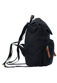 Zainetto in nylon nero con spallacci regolabili, apertura a coulisse e tasca laterale con un accento in pelle marrone e zip dorata.