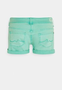 Shorts en denim vert avec des revers, deux poches arrière ornées de motifs cousus et une texture lisse. Convient pour une tenue décontractée.