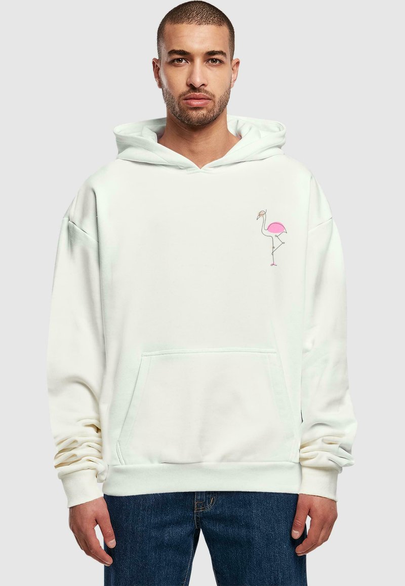 Hvid hoodie med kængurulomme, der har et grafisk tryk af en pink flamingo til venstre. Blødt stof og afslappet pasform.