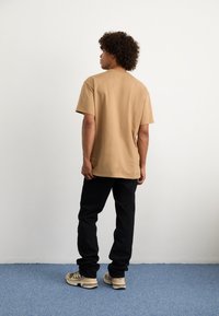 Carhartt WIP CHASE - Basic T-shirt - peanut/gold