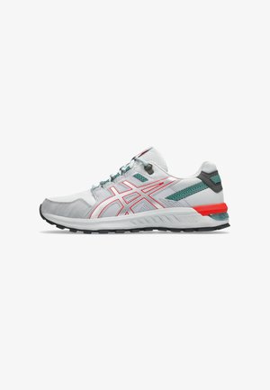 Chaussure de sport gris clair avec accents rouges et teal, tige en mesh, superpositions texturées et semelle en caoutchouc noire pour une meilleure traction.