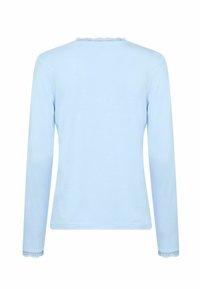 Cămașă albastru deschis cu mâneci lungi, realizată dintr-un material moale, având un volan din dantelă la decolteu și margini din dantelă la manșetele mânecilor.