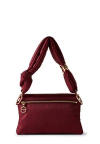 Borsa color bordeaux con una finitura testurizzata, dotata di un manico in tessuto annodato e dettagli in oro, con un compartimento con zip sulla parte anteriore.