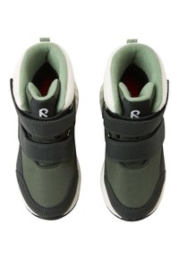 Zielono-czarne trampki typu high-top z rzepami, wykonane z materiału i skóry, o teksturowanej powierzchni, z wyściełanym wnętrzem i białymi podeszwami.