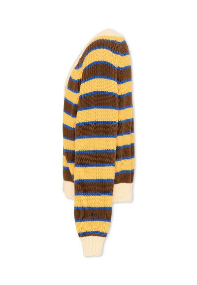 Vue latérale d'un pull à manches longues tricoté avec des rayures horizontales jaunes, marron et bleues, et des poignets et un col de couleur crème.