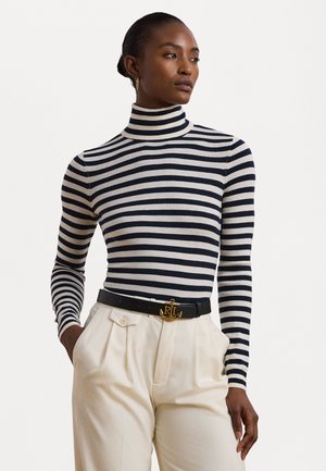 Stribet turtleneck sweater med marineblå og off-white striber, tætsiddende silhuet, kombineret med højtaljede beige bukser og et sort bælte med guldlukning.