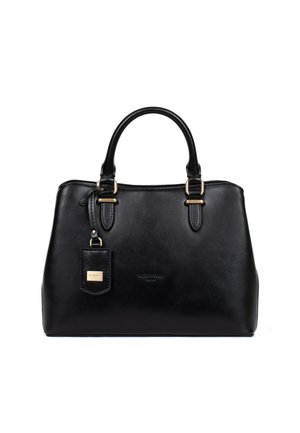 Borsa a tracolla in pelle nera con forma strutturata, doppio manico, e un piccolo tag rimovibile con un emblema dorato. Texture liscia, hardware minimalista.