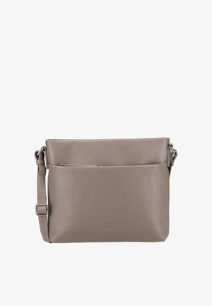 Sac bandoulière rectangulaire en cuir taupe avec poche zippée à l'avant et bandoulière réglable sur fond blanc.