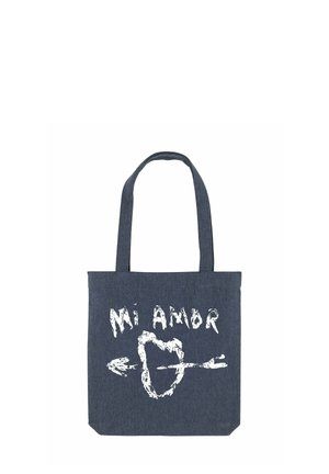Sac en denim bleu foncé avec le texte graphique blanc "Mi Amor" et un design de cœur avec une flèche. Deux poignées robustes pour un transport facile.