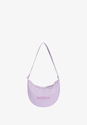 Sac à épaule lilas avec une forme courbée, doté d'une fermeture éclair et d'une bandoulière réglable. Logo "Adidas" imprimé en rose à l'avant.
