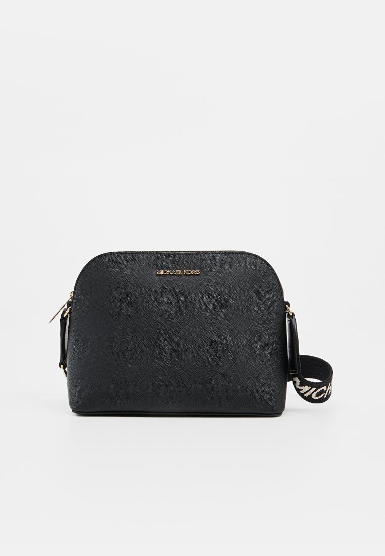Schwarze rechteckige Crossbody-Tasche aus strukturiertem Leder, mit einem goldfarbenen Logo und einem gemusterten Riemen mit "MICHAEL KORS"-Schriftzug.