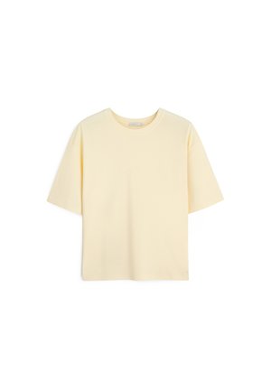 Żółta koszulka z krótkim rękawem, wykonana z lekkiego materiału. Ma luźny krój i okrągły dekolt, bez widocznych wzorów czy akcentów.