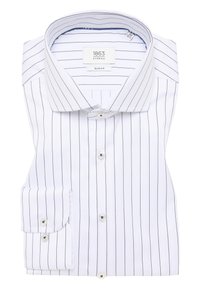 Witte slim-fit overhemd met dunne marineblauwe verticale strepen, met button-down kraag en merklabel. Beschikt over een manchette met één knoop en een soepele stof.