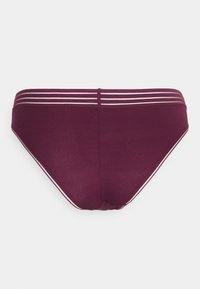 Bikini bottom in cotone bordeaux con una texture liscia, caratterizzato da sottili strisce bianche sull'elastico in vita e una forma semplice e strutturata.