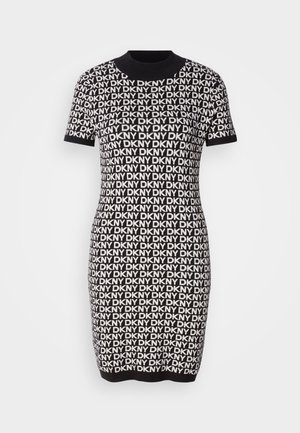 Vestido de malha de manga curta em preto e branco, apresentando um padrão de logótipos "DKNY" em repetição, um decote redondo e uma silhueta ajustada.