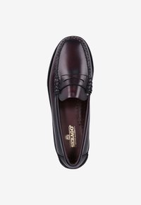 Mocasines de cuero burdeos con detalle trenzado en la parte superior, puntera redonda y plantilla perforada. Bordes cosidos y detalle del logotipo metálico visible.