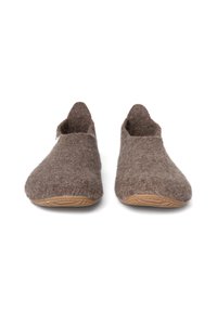 Pantofole in feltro marrone con una consistenza morbida, punta tondeggiante e aperture elastiche. Le suole in gomma offrono una leggera aderenza e flessibilità.