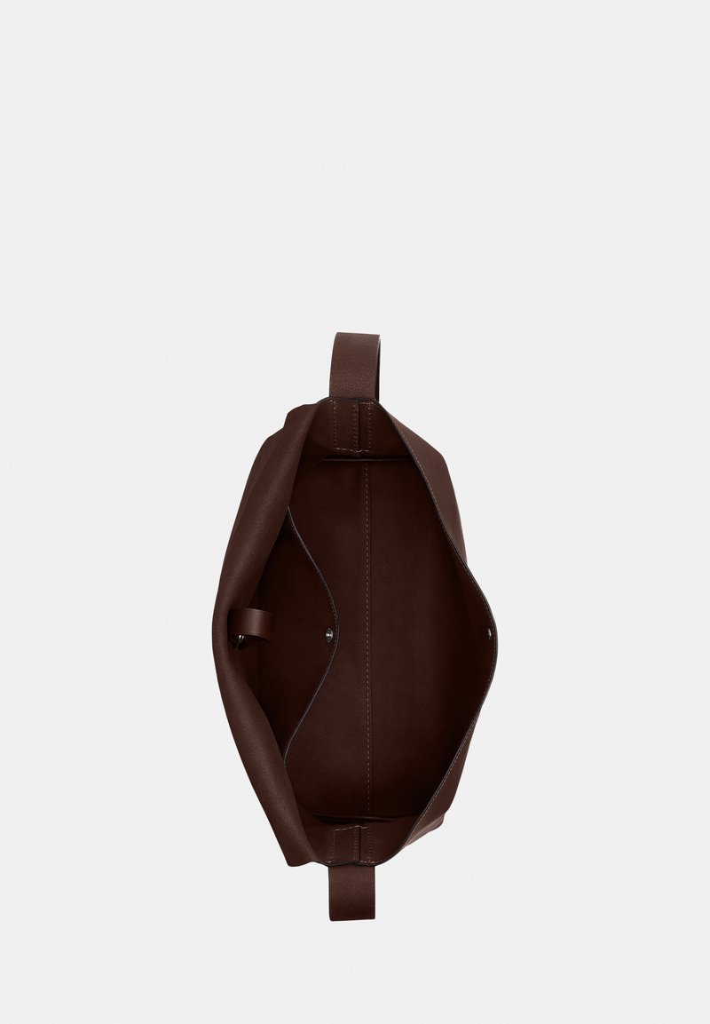 Bruine leren boodschappentas met open bovenkant, één compartiment en gestikte handvatten, op een effen lichte achtergrond.