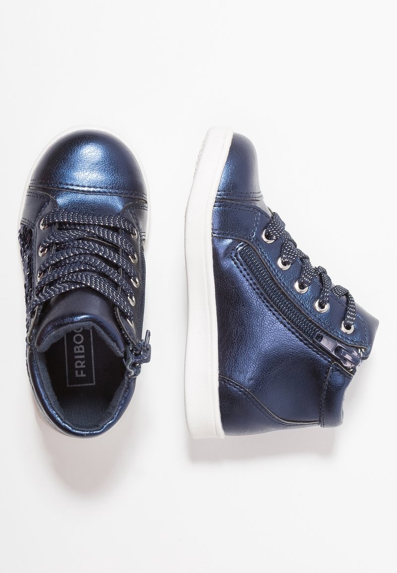 Baskets montantes en cuir synthétique bleu marine avec semelles en caoutchouc blanc, arborant un design à lacets et une fermeture éclair sur le côté pour un accès facile.