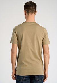 Korte mouwen t-shirt in olijfgroen, gemaakt van zachte katoen. Heeft een ronde hals en een eenvoudig ontwerp zonder zichtbare logo's of patronen.