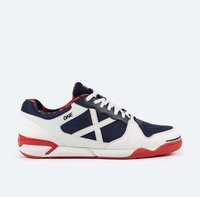 Zapatilla atlética azul y blanca con parte superior de malla, acentos rojos y un diseño de cruz. Presenta cordones blancos y suela de goma.