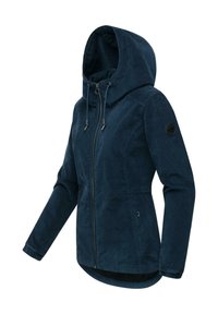 Marineblå hættejakke lavet af blødt stof, med lynlås foran, talje med snøring og et logo-patch på venstre ærme.
