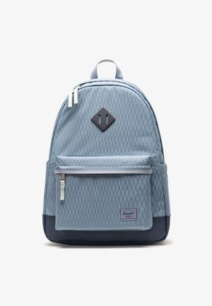 Hellblauer Rucksack mit Diamantmuster, vorderer Reißverschlusstasche, schwarzem Boden und oberem Griff, fotografiert vor weißem Hintergrund.