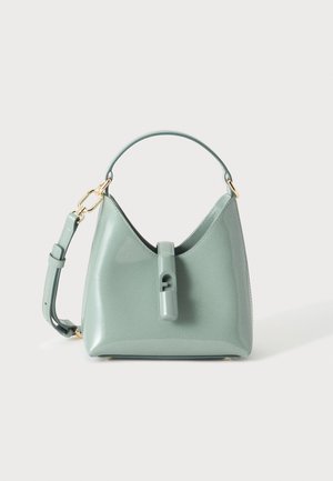 Sac à main en cuir vert avec une poignée supérieure, une bandoulière amovible et une fermeture centrale à fermoir sur un fond uni.