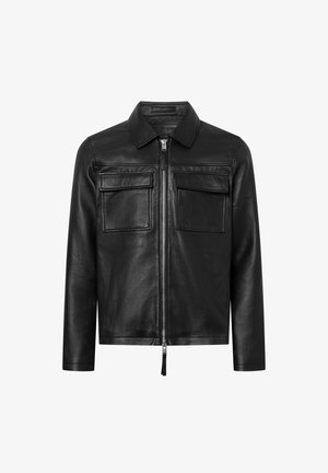 Zwarte leren jas met een ritssluiting aan de voorkant, twee grote borstzakken en een klassieke kraag. Soepele textuur en gestructureerd ontwerp.