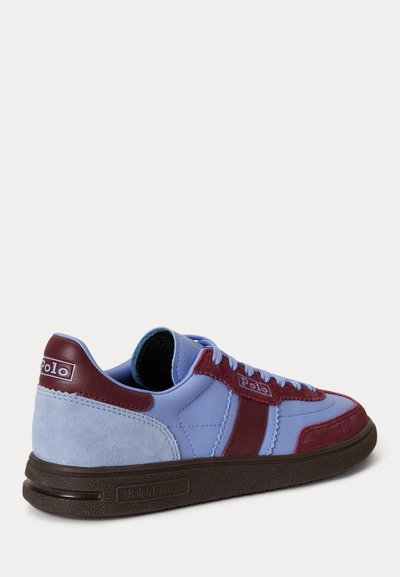 Χαμηλού τύπου αθλητικό παπούτσι σε ανοιχτό μπλε και μπορντό σουέτ και δέρμα με καφέ σόλα, εμφανή λογότυπα Polo και Ralph Lauren.