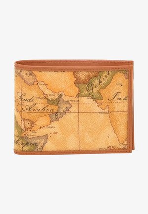 Portafoglio a motivo mappa con superficie testurizzata beige e rifiniture in pelle marrone. Mostra i dettagli geografici della penisola arabica e delle regioni vicine.