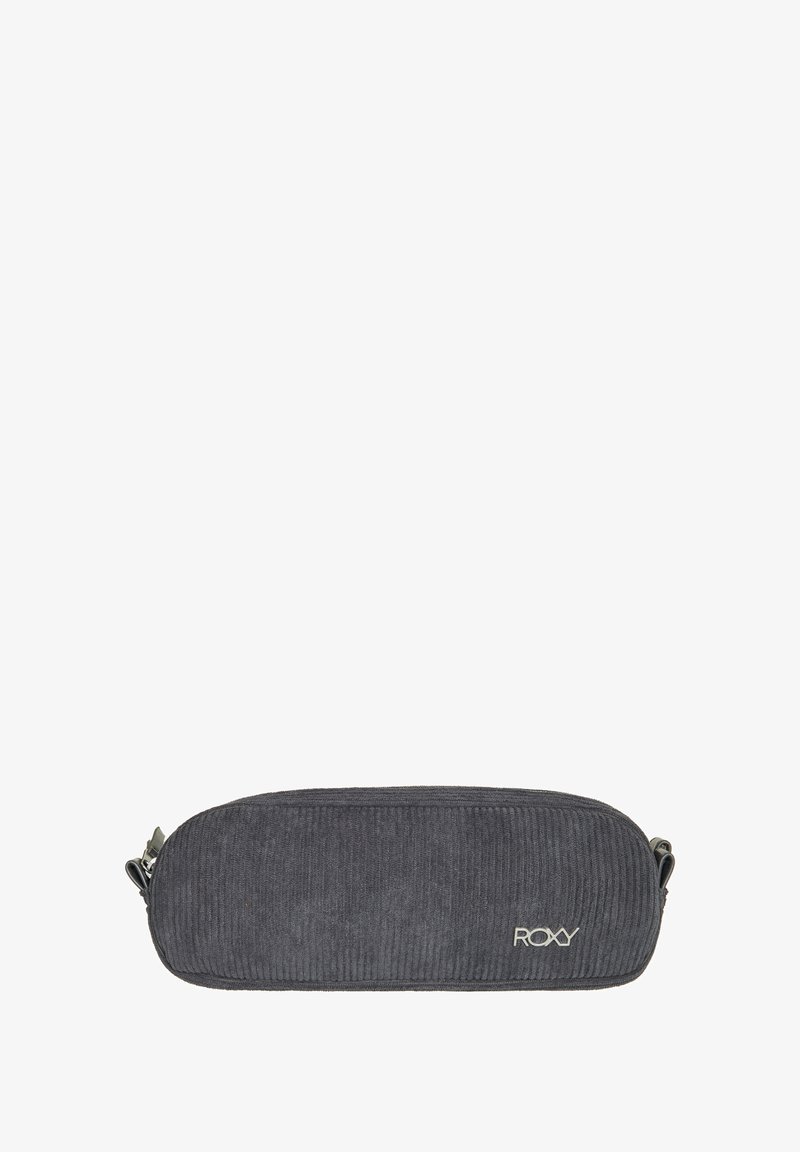 Grijze corduroy tas met een rechthoekige vorm, voorzien van een ritssluiting en een zilveren logoaccent. Textuur op het oppervlak en een verstelbare schouderband.