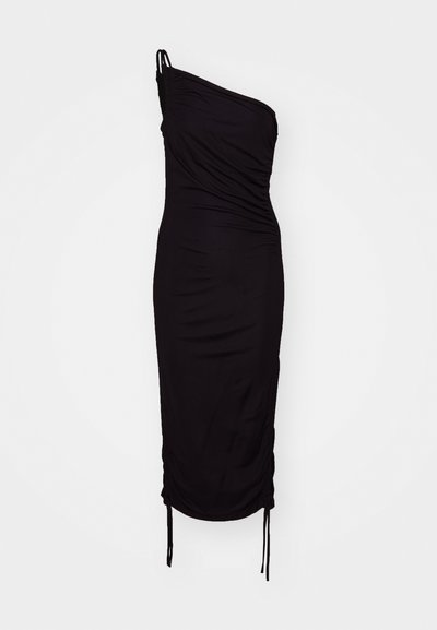 Svart en-erkle kledd kjole laget av glatt stoff, med rynking langs kroppen og justerbare snorer i hemmet for styling.